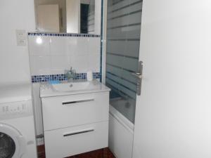 Maisons de vacances Maison de 45 m², terrasse, jardin, proche mer, golf et sentiers cotiers – 4 pers. - FR-1-397-13 : photos des chambres