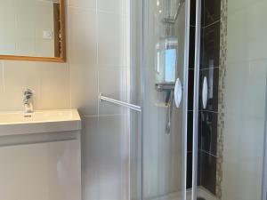 Maisons de vacances Charmante maison en pierre a Ete, proche mer, plages, sentiers cotiers, ideale pour 2 personnes - FR-1-397-16 : photos des chambres