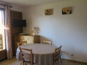 Appartement Convivial pour 4 Personnes avec Balcon et Parking à Châtel - FR-1-198-89