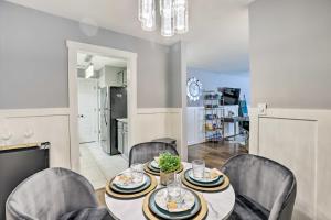 Chic Meadowbrook Condo about 12 Mi to Birmingham!