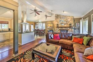 Holiday Island Home Hot Tub and Wood Stove!