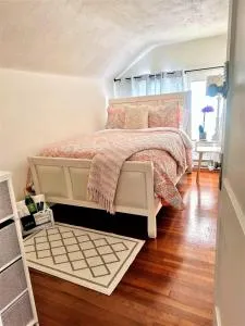 Adorable Cozy Private Room Minutes from Naval Base - Giants Neck