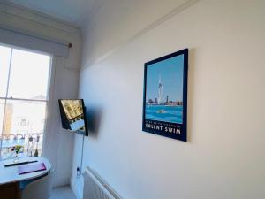 Wight On The Beach, Sleeps 4, Free Off Road Parking, Balcony with Sea Views