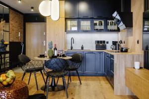 APARTAMENT CHICAGO - stylowy apartament z KLIMATYZACJĄ o bardzo wysokim standardzie w centrum miasta, z prywatnym zadaszonym parkingiem - IZBY PODHALAŃSKIE