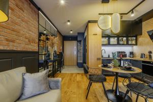 APARTAMENT CHICAGO - stylowy apartament z KLIMATYZACJĄ o bardzo wysokim standardzie w centrum miasta, z prywatnym zadaszonym parkingiem - IZBY PODHALAŃSKIE