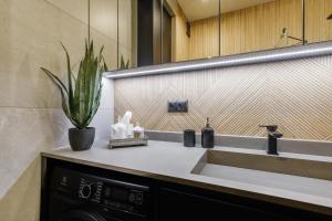 APARTAMENT CHICAGO - stylowy apartament z KLIMATYZACJĄ o bardzo wysokim standardzie w centrum miasta, z prywatnym zadaszonym parkingiem - IZBY PODHALAŃSKIE