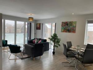 Exquisite & Contemporary 2 Bed Apartment w Parking 10 mins walk to Papworth, Addenbrookes hospitals & Bio Medical Campus