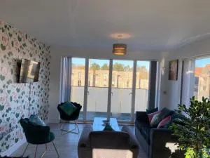 Exquisite & Contemporary 2 Bed Apartment w Parking 10 mins walk to Papworth, Addenbrookes hospitals & Bio Medical Campus - Shepreth