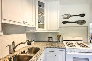 Walk to Beach New Smyrna Beach Abode with BBQ!