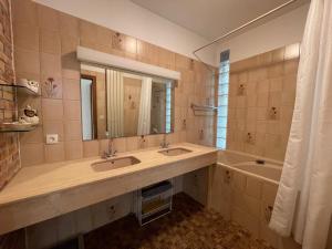 Maisons de vacances Maison Saint-Pair-sur-Mer, 6 pieces, 10 personnes - FR-1-361-76 : photos des chambres