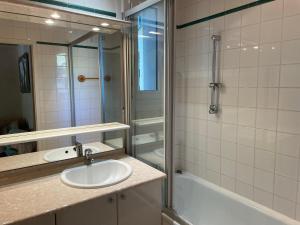 3 pièces rénové, exposé SudOuest, au coeur des commerces - FR-1-449-2