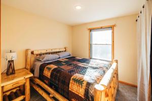 Ski Chalet w-Hot Tub, Only 3 min to Sunday River ski lifts!