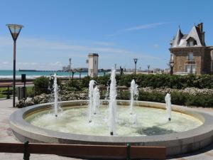 Appartement T2 rénové face mer avec balcon, à 150m de la plage et 300m des commerces - FR-1-92-611