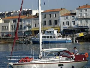 Appartement T2 : grande terrasse équipée, parking, à 200m de la mer et 400m de la plage - FR-1-92-735