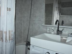 Charmant 2 pièces, balcon sud, piscine chauffée - FR-1-464-9