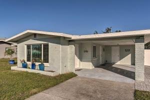 Venice Home with Fire Pit and Grill 2 Mi to Beach!