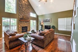 Lakefront Blue Eye Cottage with Hot Tub and Fire Pit!