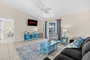 Serene Seaside Retreat - Dog friendly - 2BR Townhouse with Shared Heated Pool Steps to Paradise Beach! - 因迪兰提克