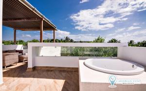 Townhome with private Rooftop & Jacuzzi - Beach across street