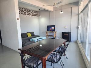 Large and comfy apartment, near DT and Principal Beach!