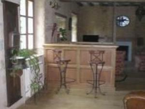 Gîte authentique avec piscine chauffée, parc et chevaux, au cœur dun château historique - FR-1-410-189