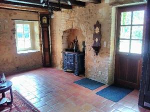 Gîte authentique avec piscine chauffée, parc et chevaux, au cœur dun château historique - FR-1-410-189