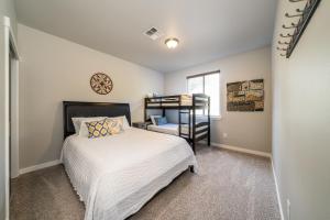 Marinas Edge Condo walk to restaurants and wineries condo