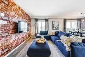 Bright Luxe Condo, AC, Top Floor, King Bed, Balcony! - Devon