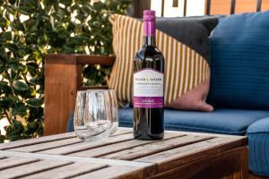 Bright Luxe Condo, AC, Top Floor, King Bed, Balcony!