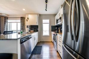 Bright Luxe Condo, AC, Top Floor, King Bed, Balcony!