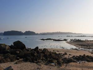Maison bretonne rénovée à 300m de la plage avec jardin clos, WIFI, et équipements pour bébé - FR-1-368-64