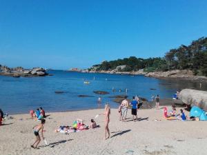 Maison bretonne à 100m de la plage, jardin clos et équipements pour bébé, à Trégastel - FR-1-368-106