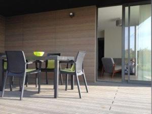 Maison neuve de plain-pied avec WIFI, terrasse et parking, à 2,5 km des plages à Trégastel - FR-1-368-70