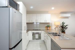 Huge 3 Bed Camperdown Garden Apt w Parking Aircon