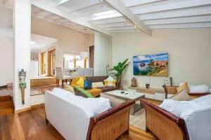 Luxury Retreat Home - 4bed House w/Parking - Mins from CBD - Sydney