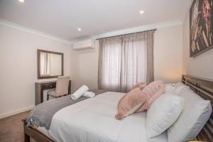 Luxury Retreat Home - 4bed House wParking - Mins from CBD