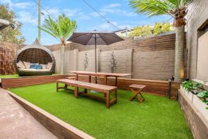 Luxury Retreat Home - 4bed House wParking - Mins from CBD