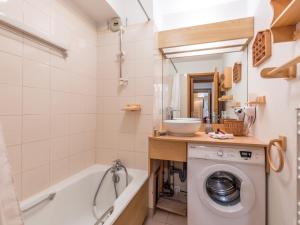 Appartement Chaleureux avec Parking et Accès Facile aux Pistes à Val-dIsère - FR-1-694-233