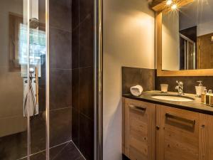 Appartement de standing, 3 chambres, balcon sud, centre de Val-dIsère, proche pistes et commerces - FR-1-694-307