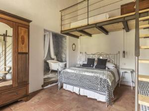 Villa in Val DOrcia with Pool and Views