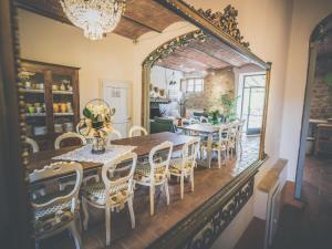 Villa in Val DOrcia with Pool and Views