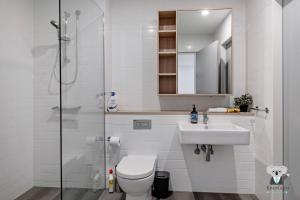 KOZYGURU Penrith Cosy 2BED 2BATH APT + FREE Parking NPE081