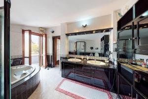 Villa con piscina e giardino a due passi dal mare. img11