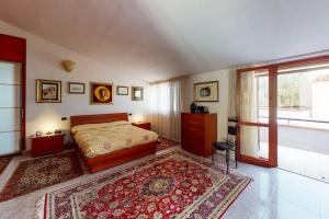 Villa con piscina e giardino a due passi dal mare.