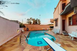 Villa con piscina e giardino a due passi dal mare.