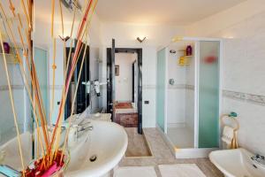 Villa con piscina e giardino a due passi dal mare. img17