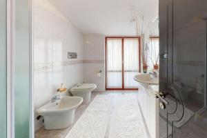 Villa con piscina e giardino a due passi dal mare. img18