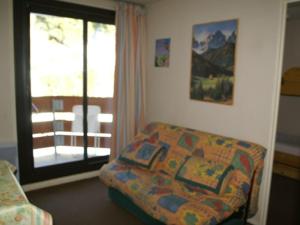 Appartement cosy au pied des pistes avec balcon, proche commodités - FR-1-557A-28