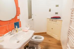 Létablissement TOIMOINOU, Hyper-centre, vue marché, proche mer 150m, lits faits à votre arrivée, serviettes de toilette, ménage, inclu, Netflix, accueil en personne