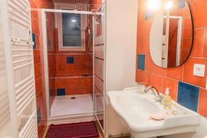 Létablissement TOIMOINOU, Hyper-centre, vue marché, proche mer 150m, lits faits à votre arrivée, serviettes de toilette, ménage, inclu, Netflix, accueil en personne